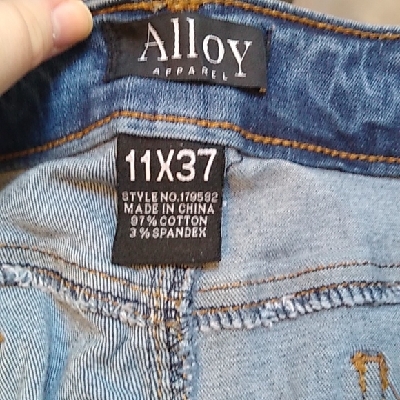 Alloy blue jeans black and white floral design - Picture 9 of 9